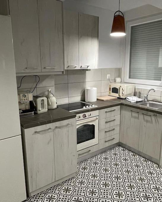 Family Apartment With Private Yard Next To Agios Dimitrios Church Thessaloniki Exterior foto